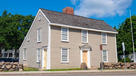 what distinguishes a saltbox house